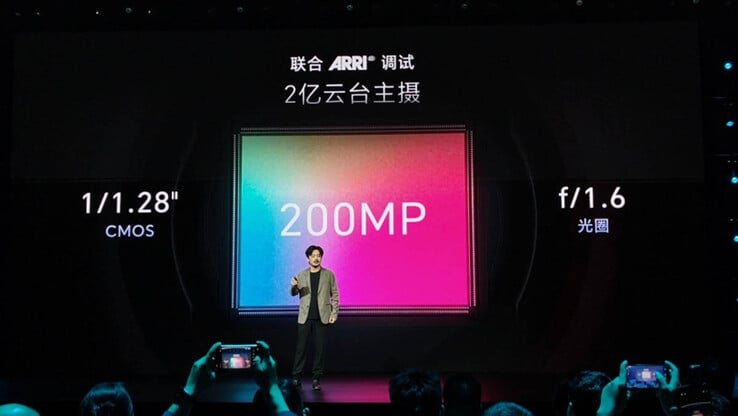 Honor的机器人手机配备了一个搭载在微型三轴云台上的200MP主传感器。