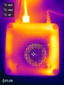 压力测试中的 GMKtec NucBoc M6 Ultra（底部）