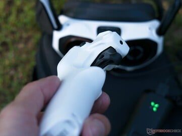 该系统由无人机、头戴式显示器及遥控器组成