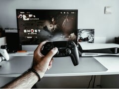 一名Reddit用户因许可证验证失败,无法在PS5上启动《幽灵之夜》,这再次引发了关于数字版游戏与实体光盘的争论。