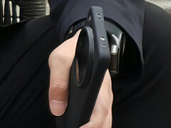 据称是保护壳中的 Find X8 Ultra。(图片来源：微博 via TECH INFO）