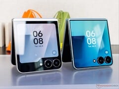 Galaxy Z Flip 7（右）的外屏比 Galaxy Z Flip 6（左）更大。