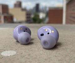 Galaxy Buds2明显比Galaxy Buds Pro便宜。(来源：Mike Andronico/CNN)