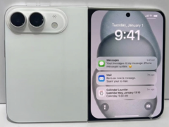 白色可折叠 iPhone Ultra 的设计模型。