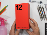 OnePlus 12。(来源:JerryRigEverything via YouTube)