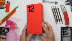 OnePlus 12。(来源：JerryRigEverything via YouTube）