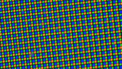 OLED 显示屏采用 RGGB 子像素矩阵，由一个红光二极管、一个蓝光二极管和两个绿光二极管组成。