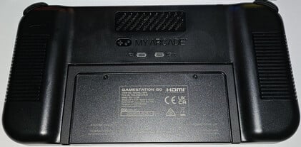 Gamestation Go 背面集成了两个用于控制器的 USB-C 端口（图片来源：Marc Zander，Notebookcheck）