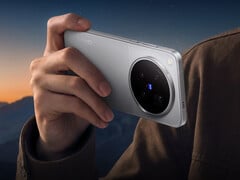 X500 Pro Max 配备了一个 200MP 的长焦传感器。图为:一张展示手机背面的宣传图片。
