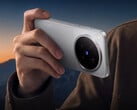 X500 Pro Max 配备了一个 200MP 的长焦传感器。图为:一张展示手机背面的宣传图片。