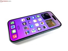 Apple 即将推出的 iPhone 17 的正面很可能与上图中的 iPhone 16 保持一致。(图片来源：Own）