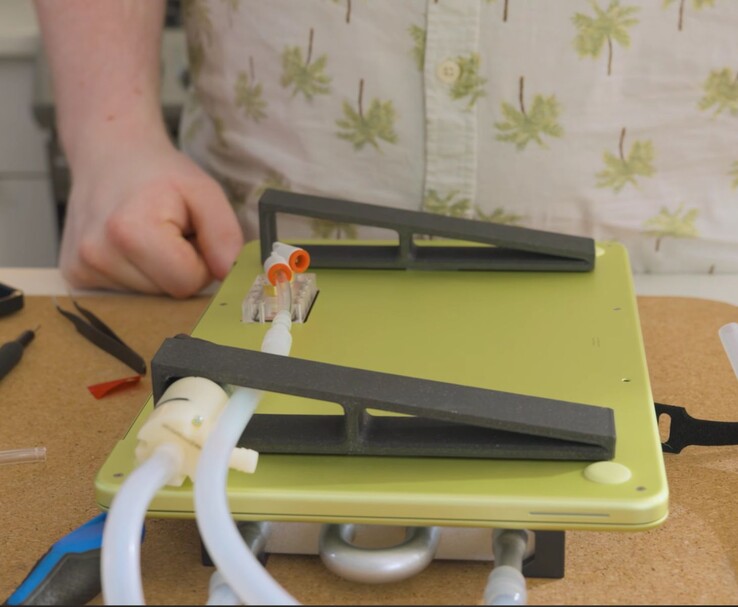 带外置泵和管道装置的改装版 MacBook Neo，用于 DIY 液态冷却