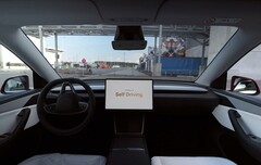 一辆特斯拉自动驶向柏林 Giga 的停车场（图片来源：Tesla on X）