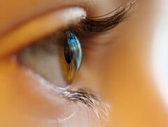 软性隐形眼镜开启了近红外直视功能。如图：人类的眼睛--图片库。(图片来源：Adrian Gordon，Unsplash）