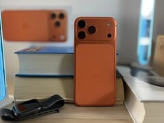 MacRumors 作者 Juli Clover 在启用 80% 充电上限的情况下,使用了三代 iPhone,每代各用了一年。