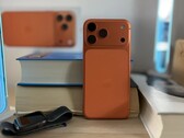 MacRumors 作者 Juli Clover 在启用 80% 充电上限的情况下，使用了三代 iPhone，每代各用了一年。