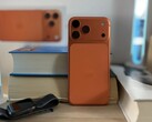 MacRumors 作者 Juli Clover 在启用 80% 充电上限的情况下，使用了三代 iPhone，每代各用了一年。