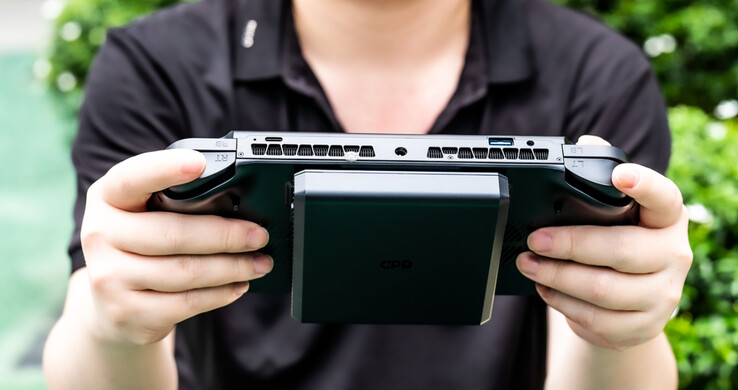 装有外置电池的 GPD Win 5。(图片来源：GPD）