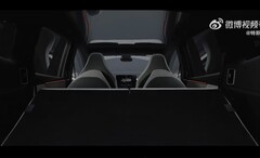新款特斯拉 Model Y L SUV 的内饰（图片来源：特斯拉微博）