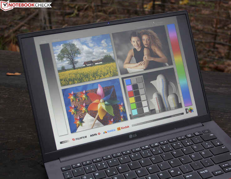 阴天时，LG Ultra PC 14。由于采用了明亮的非反射式屏幕，它适合在户外使用。
