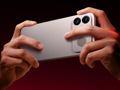 手持红米 K90 Max 时很难不堵住散热风扇的出风口（如图）