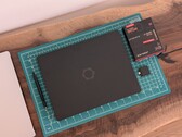Laptop 13 Pro 的制造工艺使其更接近于 Razer Blade 等传统的专业级翻盖式笔记本电脑