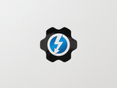 Framework笔记本电脑现在已正式通过Thunderbolt 4认证。(图片来自Framework和英特尔，经编辑）。 