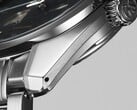 Grand Seiko SBGA531 的侧视图,展示了其 40 毫米不锈钢表壳、表冠以及抛光和拉丝表面。