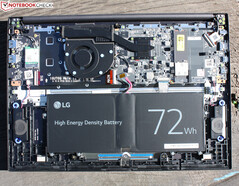 LG Ultra PC 16 (2022): 较重的标准电池，典型的塑料底盘