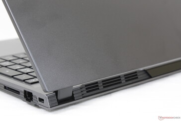 外盖和键盘板为光滑的铝合金材质