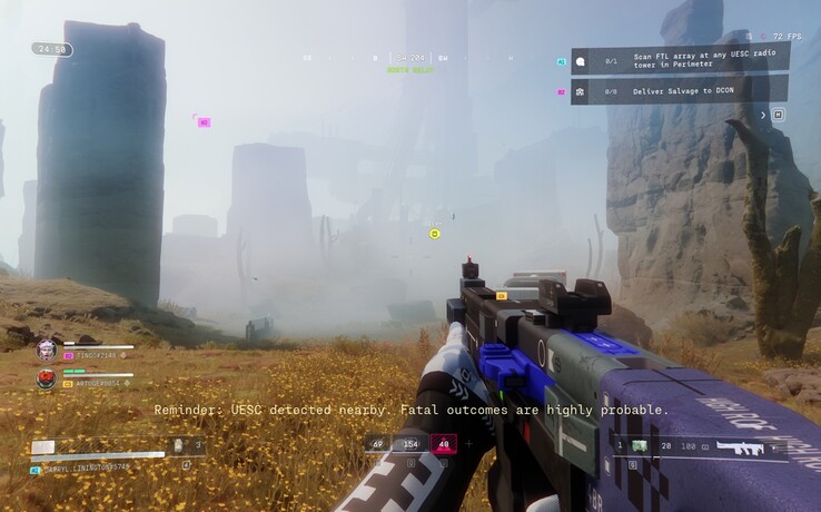 在马拉松的 HUD 跟踪派别目标和附近 UESC 威胁的实时运行过程中，雾气笼罩着外围的一片岩石地带。