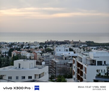 vivo X300 Pro 1200 万像素 85 毫米长焦。