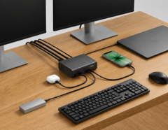 Belkin 12合1扩展坞连接至笔记本电脑、双显示器及其他外设,构成一台台式机配置