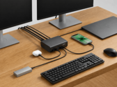 Belkin 12合1扩展坞连接至笔记本电脑、双显示器及其他外设，构成一台台式机配置