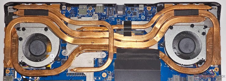 Crosshair 16 HX AI 采用双风扇散热系统，配有五个热管