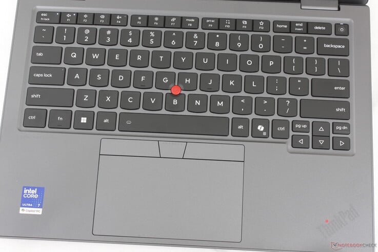 这款键盘手感舒适，键程为1.5毫米，触控板的尺寸比ThinkPad X1 2-in-1 Gen 10稍大（12 x 6.5 厘米 vs. 12 x 5.6 厘米）