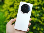 野外拍摄的 Find X8 Ultra（？）(图片来源：数码聊天站通过微博发布） 