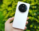 野外拍摄的 Find X8 Ultra（？）(图片来源：数码聊天站通过微博发布） 