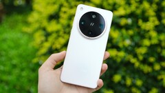 野外拍摄的 Find X8 Ultra（？）(图片来源：数码聊天站通过微博发布） 