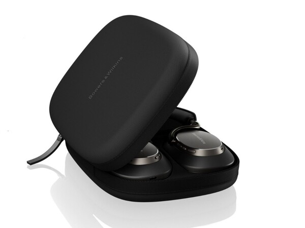 Bowers & Wilkins Px8 S2 附带一个手提箱。(图片来源：Bowers & Wilkins）