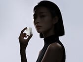 CP6 Mini在中国售价约为12美元。图为一张突显该充电器小巧设计的宣传图。