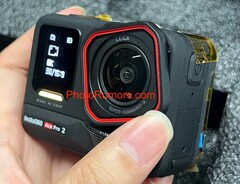 Insta360 Ace Pro 2 的泄露图片显示,正面显示屏下方有
