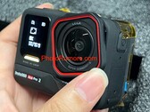 Insta360 Ace Pro 2 的泄露图片显示，正面显示屏下方有 "双 AI 芯片 "字样。(图片来源：PhotoRumors）