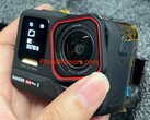 Insta360 Ace Pro 2 的泄露图片显示，正面显示屏下方有 "双 AI 芯片 "字样。(图片来源：PhotoRumors）