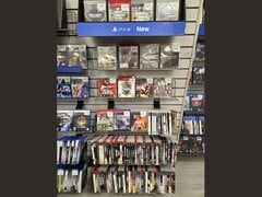 GameStop卖场里摆满PS3实体游戏的货架