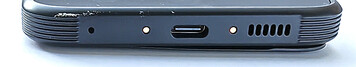 底部：麦克风、USB-C端口、扬声器