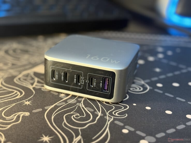 Ugreen Nexode Pro 160W 的五个接口