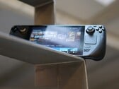Valve Steam Deck 2 是图中 Steam Deck 的继任机型，不太可能在 2027 年推出。