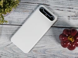 测试中Tecno Slim 5G 测试中Tecno Slim 5G