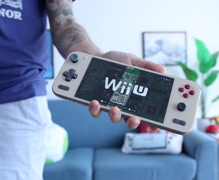 来自 Retro Game Corps 的 Russ 手持运行 Wii U 模拟器的 Ayaneo Pocket S2 掌上游戏机，该设备在客厅环境中非常显眼。(图片来源：Retro Game Corps）